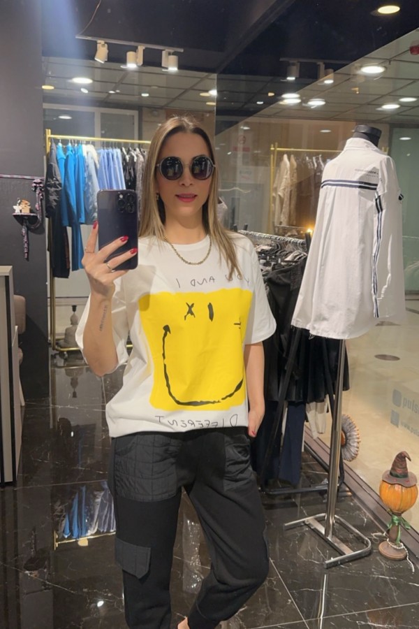 Beyaz Smile Emoji Baskılı T-shirt 